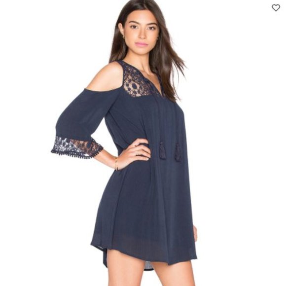 🍍5/$10 Heartloom Airlia cut out shoulder dress - Picture 2 of 11